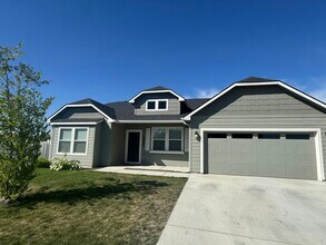 Building Photo - 18551 White Rose Pl