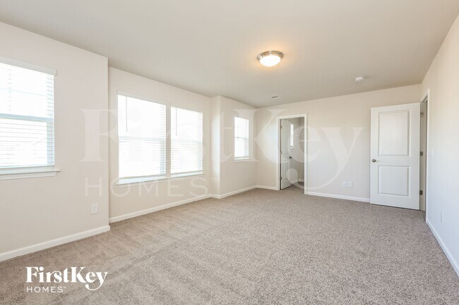 Building Photo - 562 Hillpark Ln