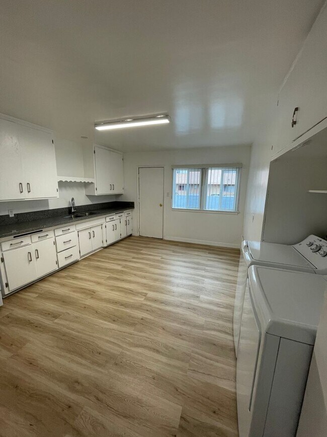 Building Photo - 15550 Vanowen St