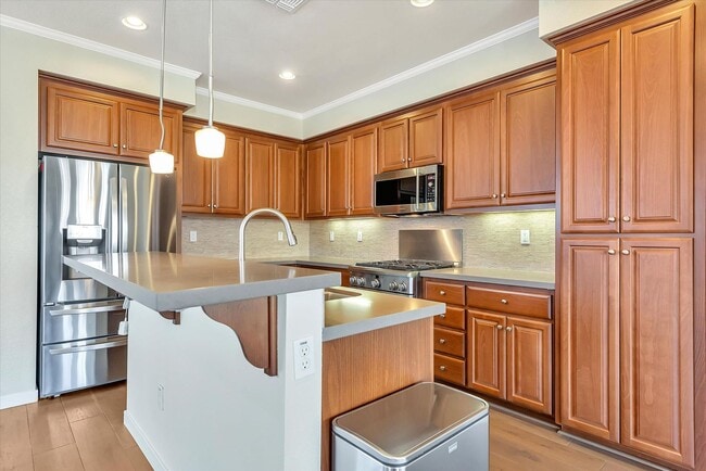 Building Photo - WOW! GREAT HOME! Mountain View!