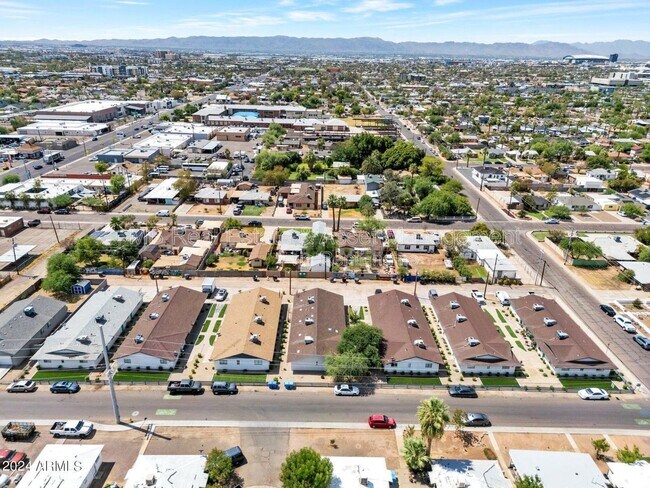 Building Photo - 1527 E Oak St