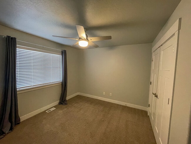 Building Photo - 865 S Aspen Wy