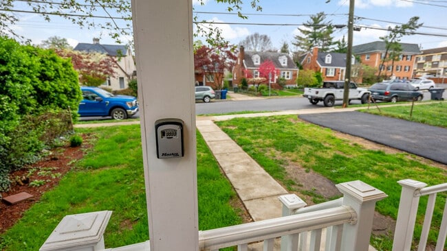 Building Photo - 800 S Washington St