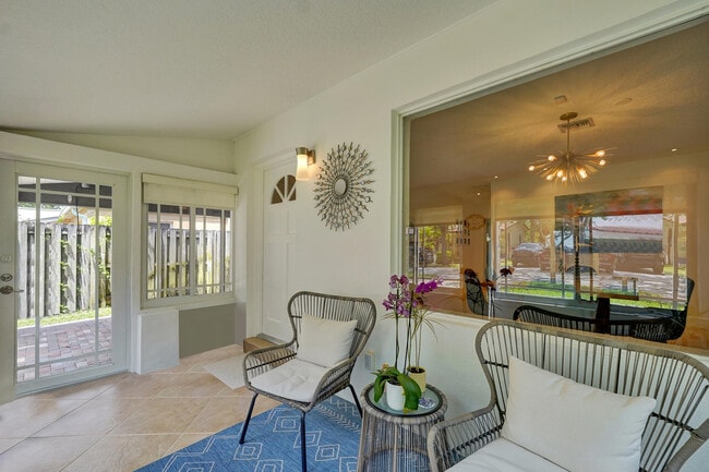 Building Photo - 929 SW 18th Ct