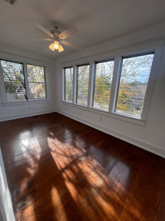 Building Photo - 3 or 4 Bedroom Available on Broadway!