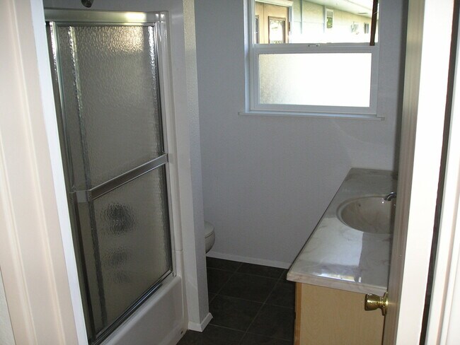 Building Photo - 808 Warner St