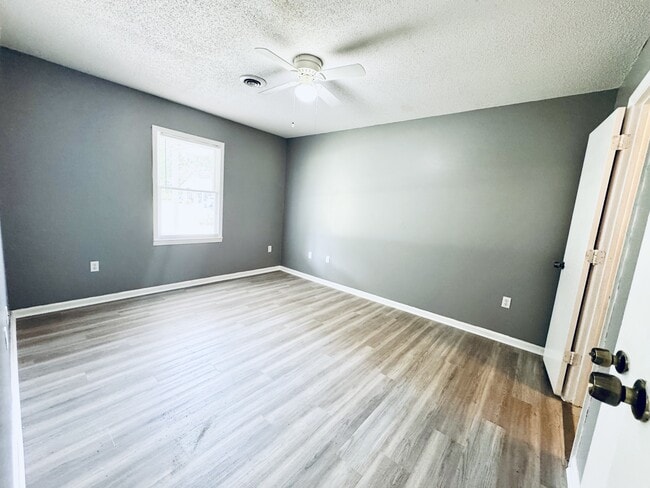 Building Photo - 3582 Greenwood Dr