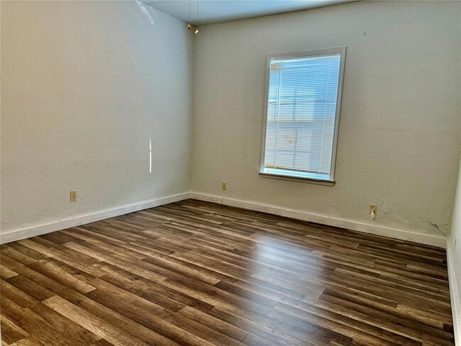 Building Photo - 1013 W 3rd St