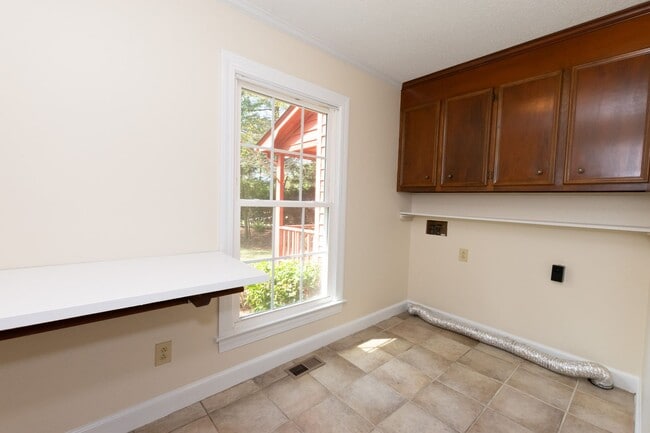 Building Photo - MOVE-IN READY $900 off first month