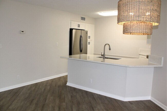 Building Photo - Unfurnished Annual Updated Ground Level 2/2 split plan Condo-Vista Verde East (Isla Del Sol)