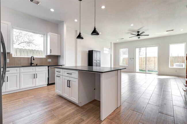 Building Photo - 112 Luetta St