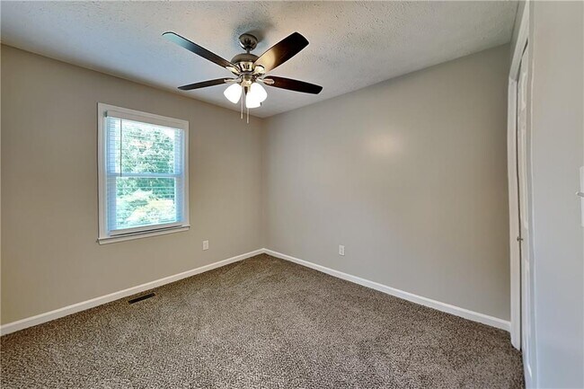 Building Photo - 450 Sumer Ln N