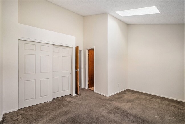 Building Photo - Freshly Painted & Move-In Ready! 2 bedroom - 2.5 Bathroom - Smokey Hill Aurora