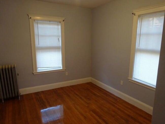 Building Photo - No Brokers Fee, No Security Deposit, Pets Friendly Unit, Laundry on a Site, Parking for Rent, Eat...