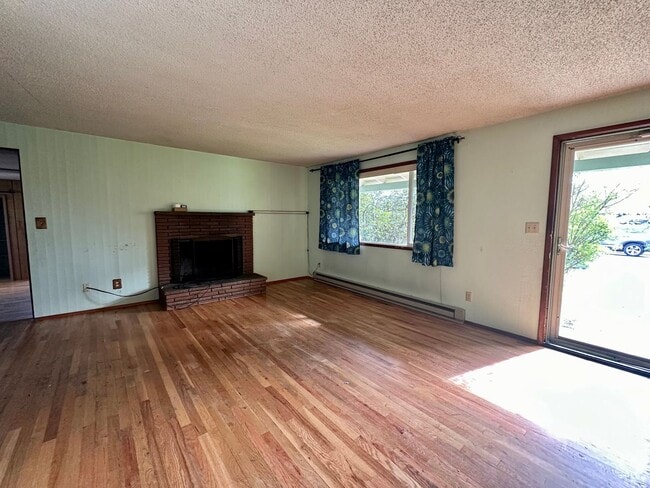 Building Photo - 3 bedroom, single level, 3-car garage spac...