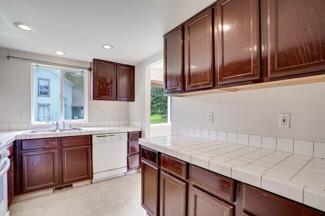 Building Photo - 9018 2nd Ave S, Seattle, WA 98108 $2,500 P...