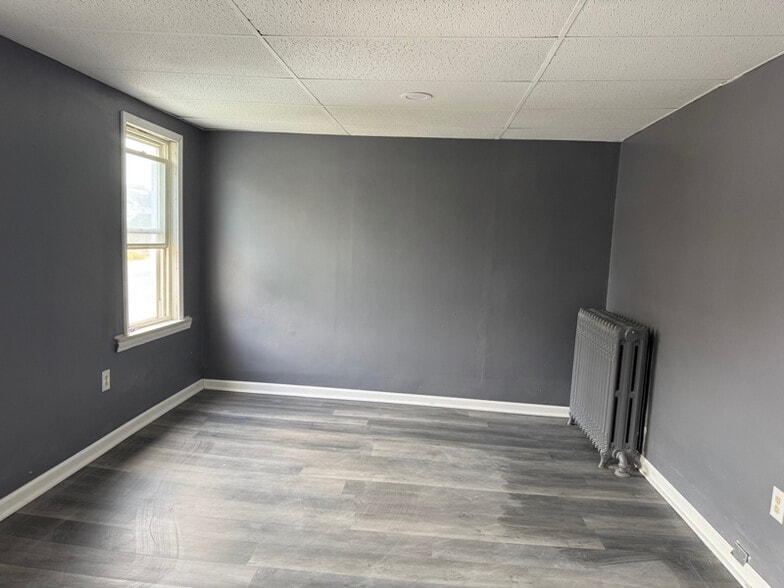 Building Photo - 327 E 6th Ave