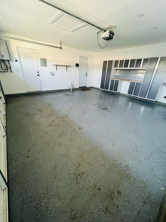 Building Photo - Spacious 3 Bedroom 2 Bath Home - Big Backyard – Simi Valley