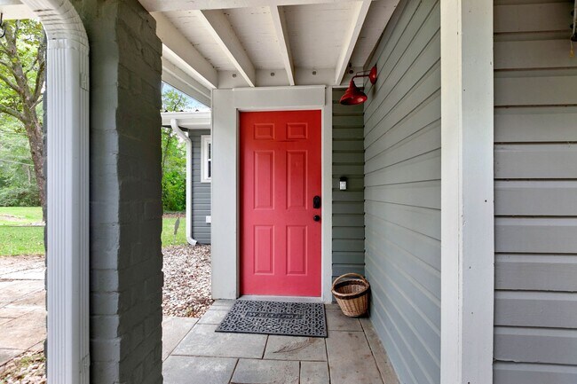 Building Photo - 3/2 House by TMH!! Available April!! fully furnished, 6 or 12 month lease available