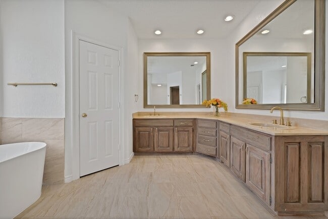 Building Photo - 4219 Oak Springs Dr