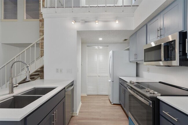 Building Photo - 3610 Fleetwood Dr