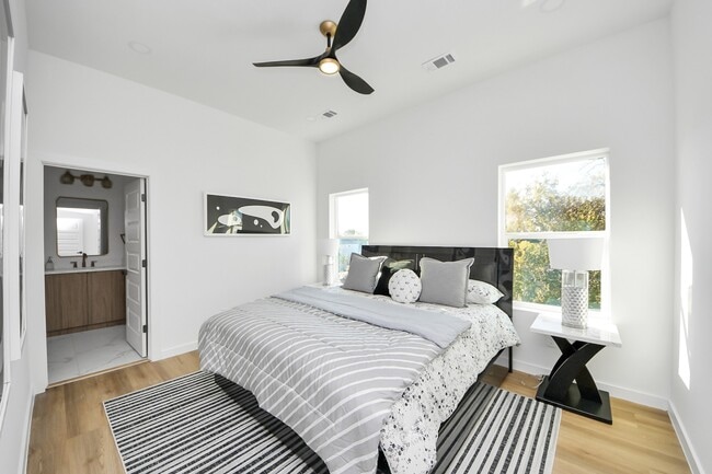 Building Photo - 1216 D E 34th St