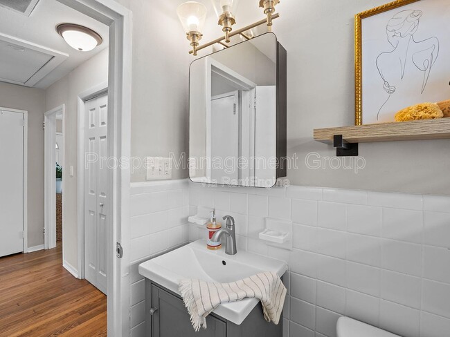 Building Photo - 1214 Hawthorne Cir