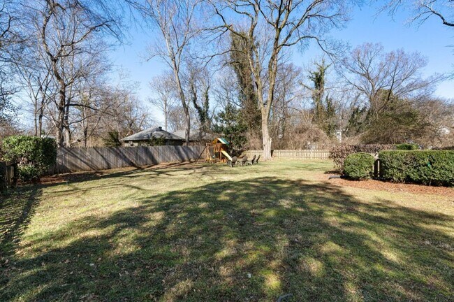 Building Photo - 2912 Woodlawn Dr