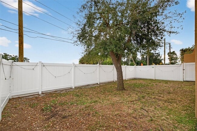 Building Photo - 4362 Tyler Cir N