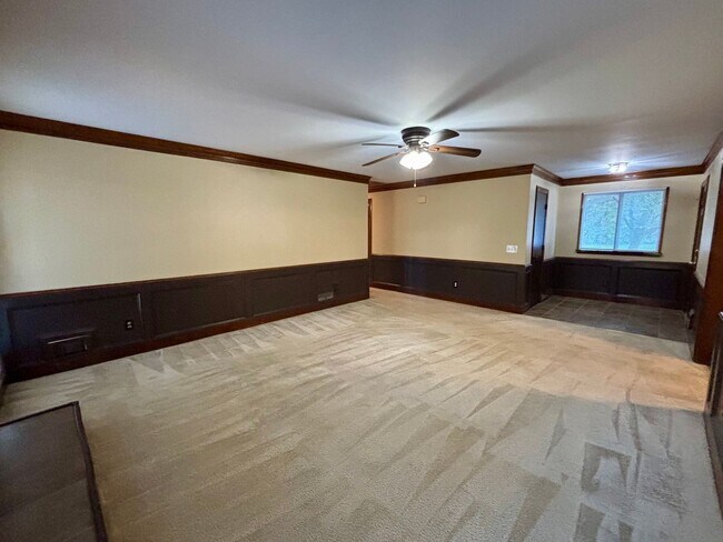 Building Photo - 2021 N Oak Dr