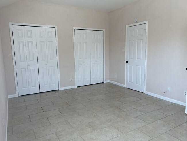 Building Photo - 4910 Parkwood Dr