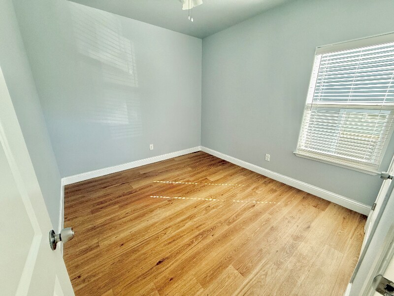 Building Photo - 988 S 6th Ave