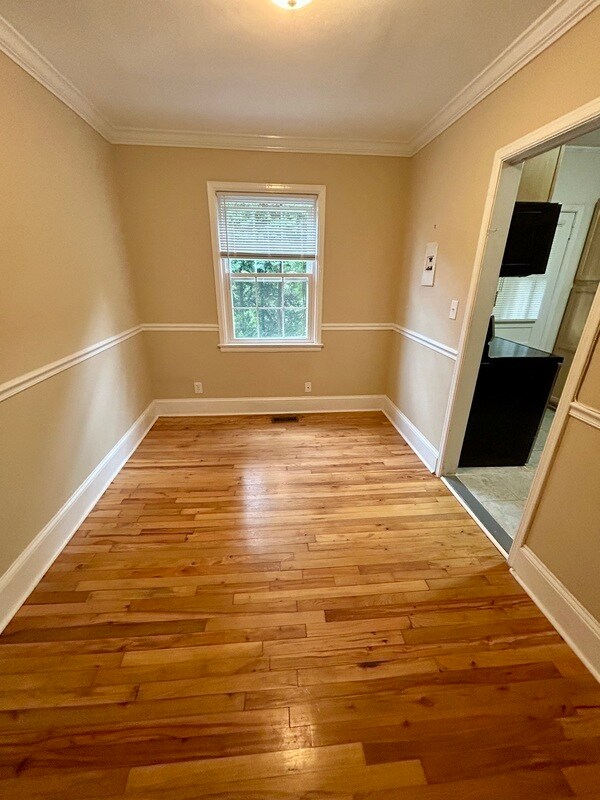 Building Photo - 204 N Laurel Ave