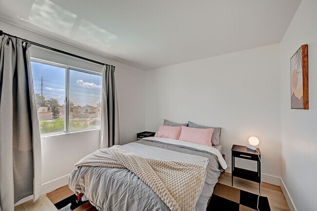 Building Photo - Furnished 4 bedroom home in the Lakes!