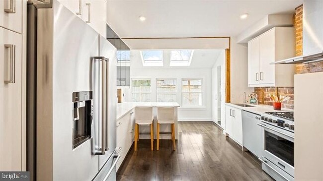 Building Photo - 28 Bank St