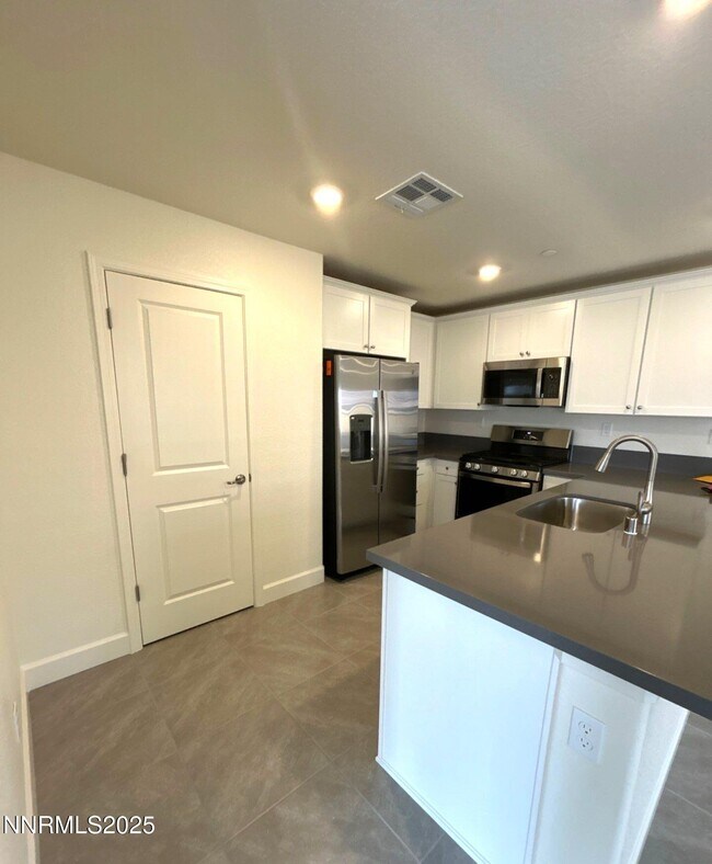 Building Photo - 963 Cascade Range Dr