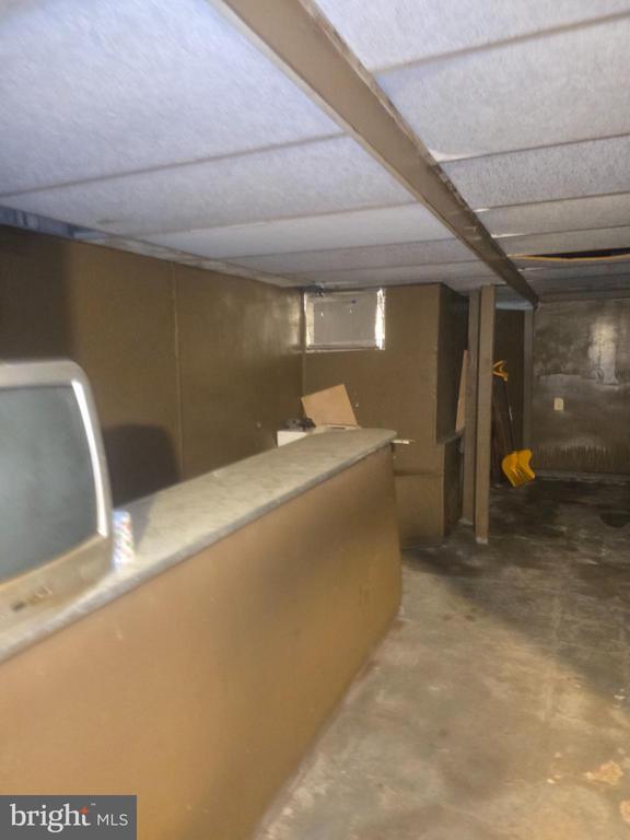 Building Photo - 556 N Wanamaker St