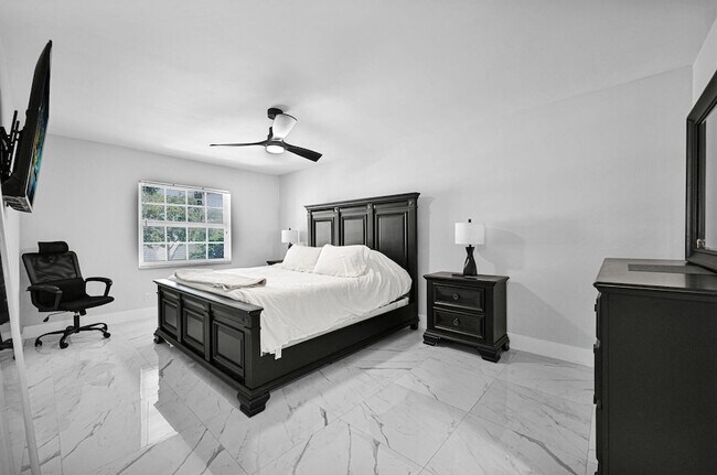 Building Photo - 6279 Bay Club Dr