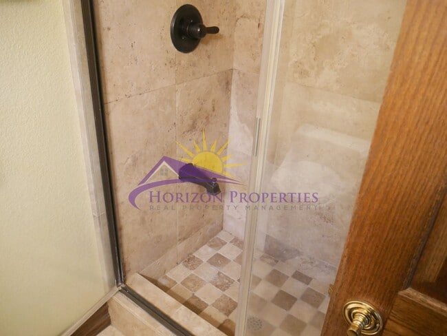 Building Photo - Spacious 4 Bed 4 Bath 2,954sqft Single Family Home in Carmichael