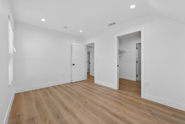 Building Photo - 678 E 45th St