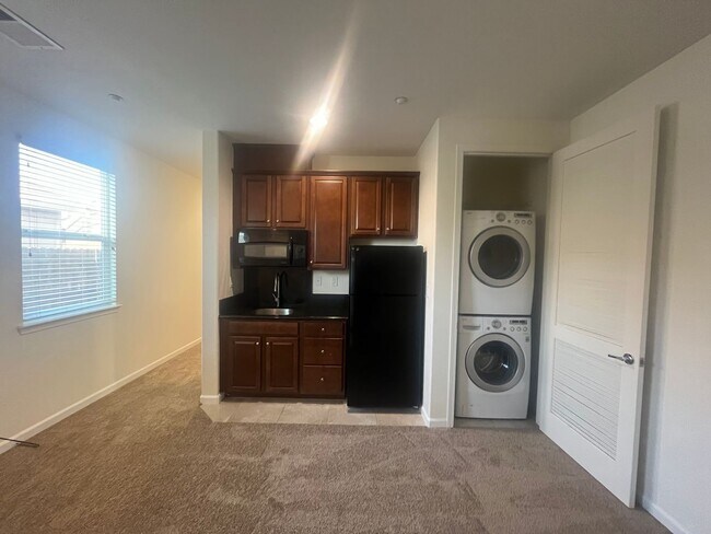 Building Photo - 4 Bedroom 2, Bath, 2900 sqft. w/t Separate 1 Bedroom 1 Bath Guest Quarters for Lease.