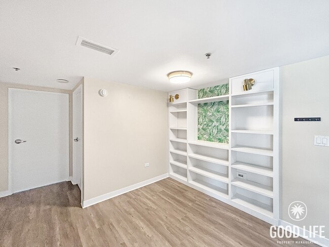 Building Photo - Charming 2BD/1BA Condo in Downtown W/ A/C, W/D, Community Pool, Spa, & Gym!
