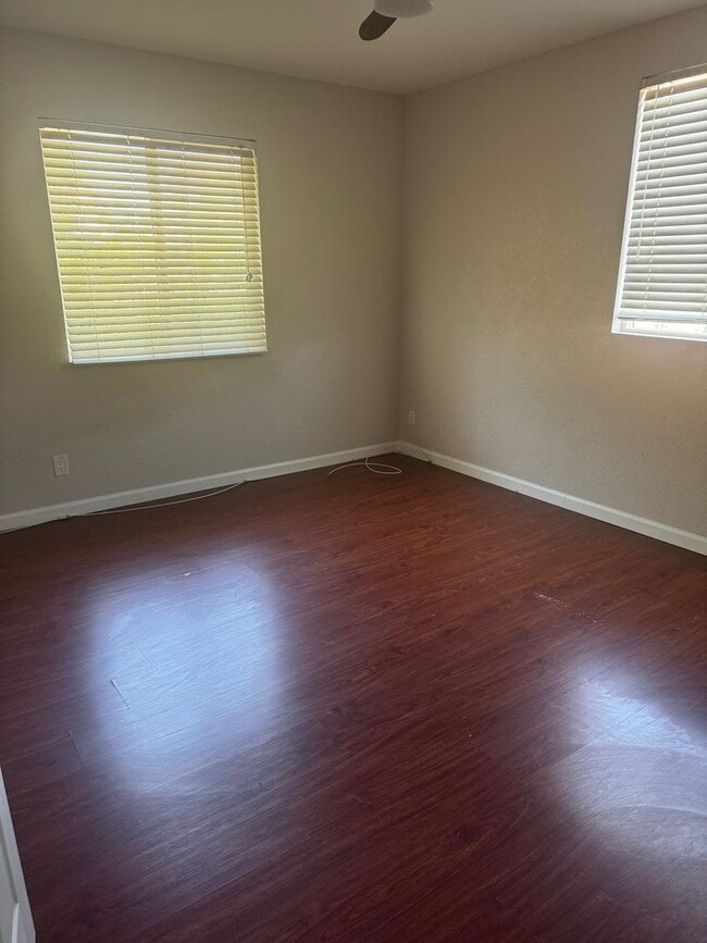 Building Photo - 2 bedroom 2 bath condo located in a gated community