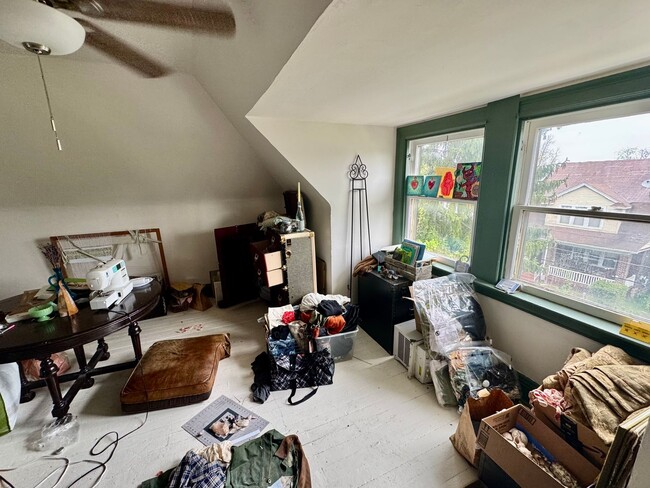 Building Photo - Newly renovated spacious 4 bedroom home in...