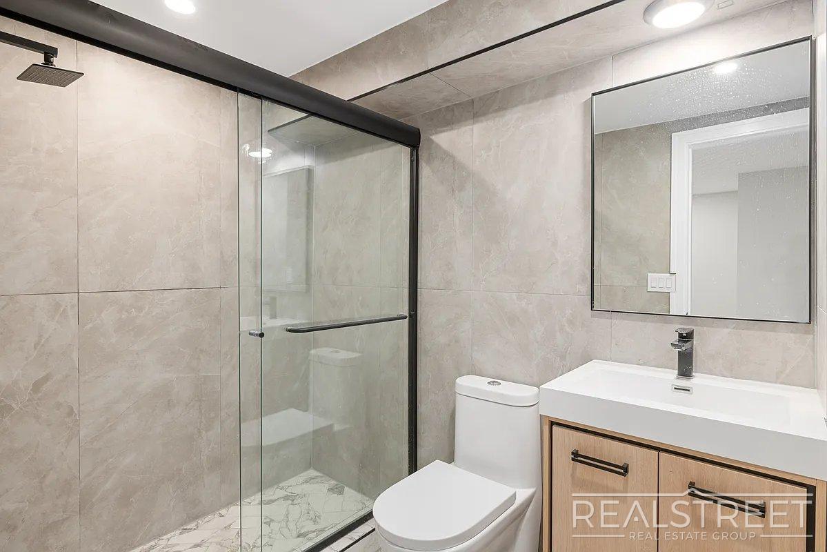 Building Photo - Stunning Spacious 2 Bed Garden Apt!