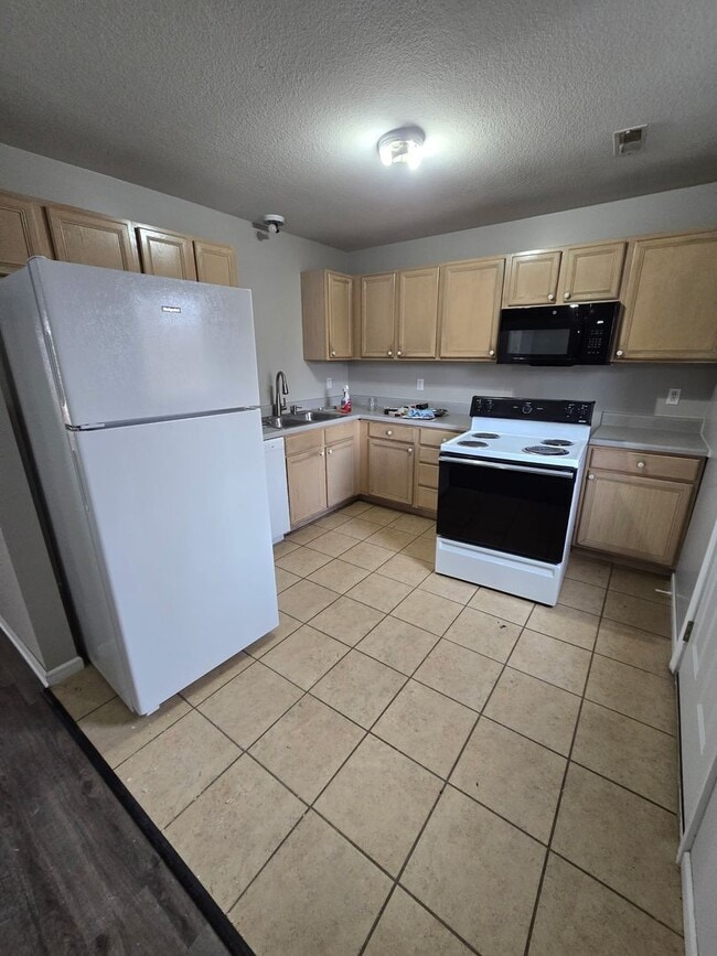 Building Photo - 106-108 Albany Dr.