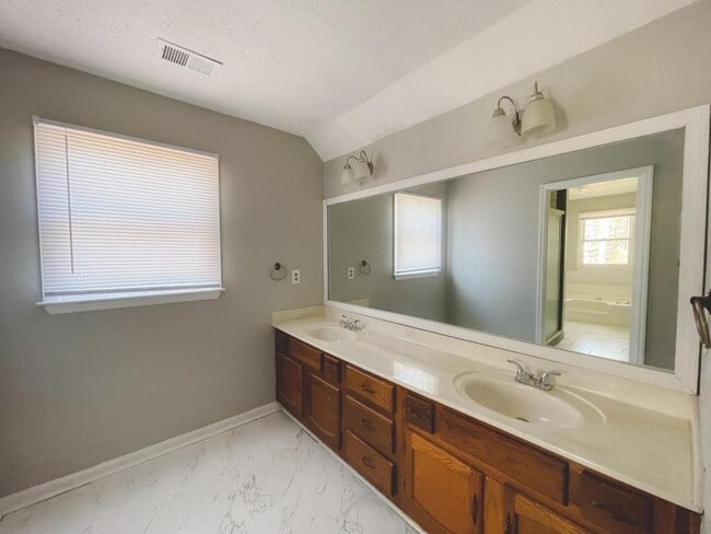 Building Photo - 2021 Hunters Cove Dr