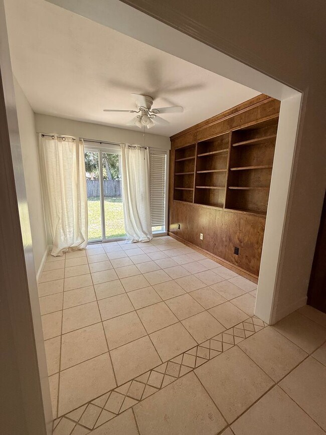 Building Photo - New Listing!