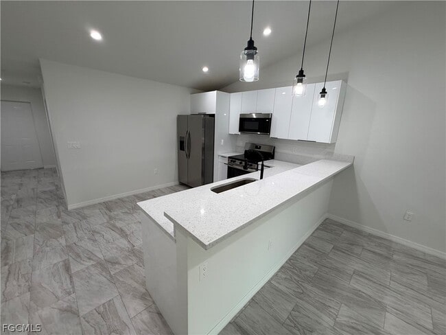 Building Photo - 447 Camrose St