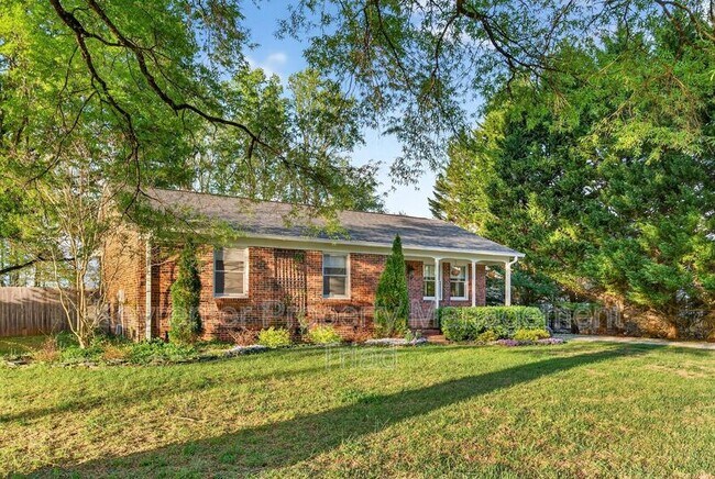 Building Photo - 2312 Bonnie Ln